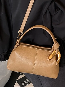 Sac bandoulière vintage kaki en cuir grainé avec chaîne dorée et poignée élégante