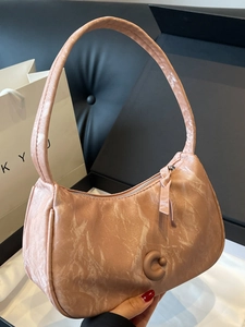 Sac bandoulière texture marbre rose-brun avec logo C et fermeture éclair