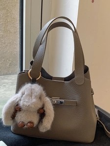 Women Retro Lychee Pattern PU Leather Bucket Bag With Rabbit Charm Minimalist Shoulder Crossbody Handbag Stylish Winter Solid Color Bag