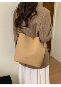 Détail du sac hobo kaki avec texture litchi et fermeture par verrou rotatif en métal