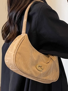 Sac à bandoulière beige minimaliste avec texture marbre et boucle en forme de C