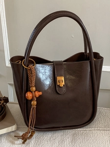 Petit Sac Seau en Cuir PU Rétro pour Femmes Avec Pendentif Gourde en Bois Sac à Bandoulière Minimaliste Vintage pour Bureau