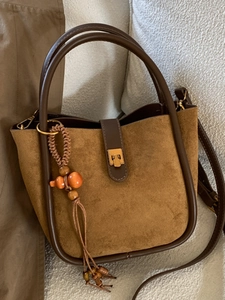 Sac seau en daim marron rétro avec anses en cuir et breloque décorative en bois