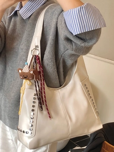 Retro cremeweiße Leder-Einkaufstasche mit silbernen Nieten und süßem Bärenanhänger