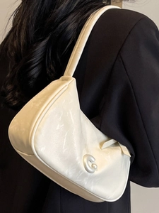 Sac à bandoulière blanc minimaliste en demi-lune avec boucle en métal perlé chic