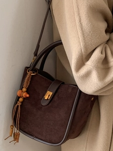 Sac sous le bras en daim marron avec fermoir doré rotatif et détail de gland élégant