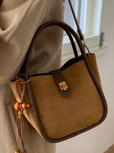 Sac seau rétro en daim marron avec boucle dorée et pendentif en bois pour femme