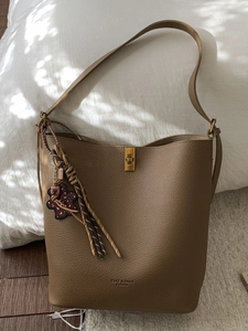 Sac Seau en Cuir PU Grande Capacité pour Femmes Motif Lychee Rétro Sac à Bandoulière Urbain Simple Navette Sacoche Avec Pendentif