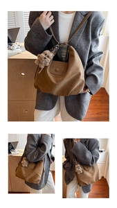 Gros plan d'un grand sac hobo marron avec pendentif ours en peluche et rabat aimanté