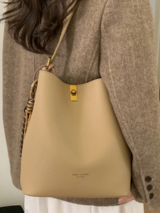 Sac seau vintage en similicuir crème avec fermoir doré et détail de sangle tissée
