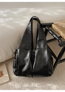 Sac cabas minimaliste en cuir PU noir avec texture plissée et large bandoulière