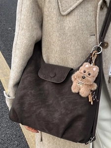 Grand sac cabas rétro marron foncé au fini mat avec un joli pendentif en peluche