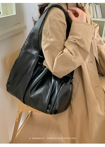 Détail du sac cabas noir à plis vintage en cuir synthétique avec bandoulière large et spacieuse