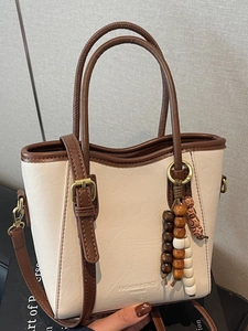 Sac seau élégant en similicuir crème et café avec pendentif à perles décoratif chic