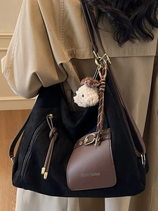 Grand sac fourre-tout en daim noir avec bandoulières en cuir marron et charm ours peluche