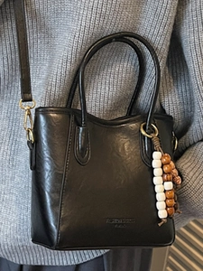 Sac seau fourre-tout classique en cuir noir avec anses rondes et pompon en perles de bois