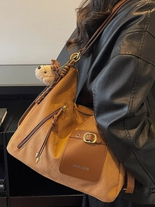 Grand sac à bandoulière en daim marron avec boucle dorée et charmant pendentif chien
