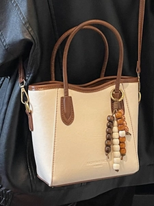 Sac seau chic crème et marron avec breloque perlée et bandoulière pour femmes