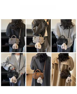 Détails du sac Boston rétro décliné en quatre couleurs avec pendentif lapin en peluche