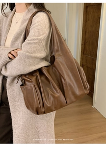 Détail du sac cabas marron en cuir huilé vintage avec poche latérale et rivets en métal