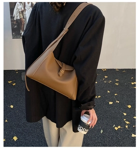 Sac bandoulière en cuir marron foncé à motif litchi avec boucle dorée rétro détaillée