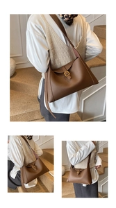 Détail de la texture cuir grainé et de la boucle en métal doré sur le sac bandoulière