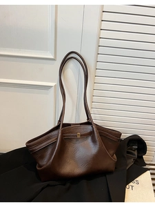 Détail du sac cabas vintage marron foncé avec boucle dorée et texture cuir plissé