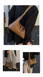Vue détaillée du grand sac hobo en cuir marron foncé avec large bandoulière et boucle