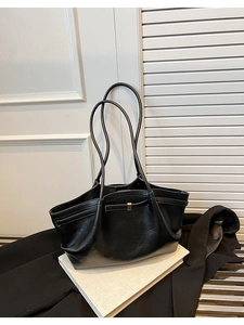 Détail d'un sac cabas noir en cuir PU avec texture plissée et boucle métallique décorative