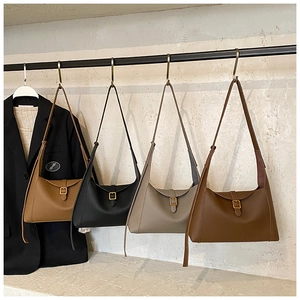 Détail de quatre sacs portés épaule en cuir texturé en caramel noir gris et marron