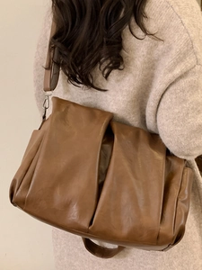 Grand sac cabas vintage marron foncé avec plis verticaux et texture en cuir synthétique