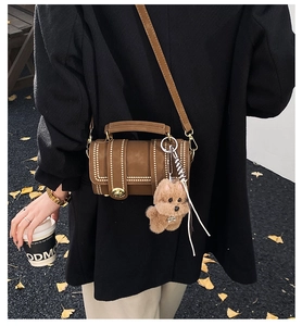 Braune Retro-Zylindertasche mit Goldnieten und süßem Plüsch-Hundeanhänger
