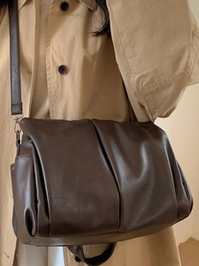 Sac cabas plissé marron foncé vintage en similicuir souple avec boucles argentées