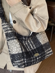 Retro large-capacity plaid hobo bag in gray fleece texture with golden logo plate