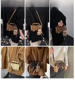 Detailaufnahme der Vintage Mini-Boston Tasche mit Teddybär-Anhänger in warmen Herbstfarben