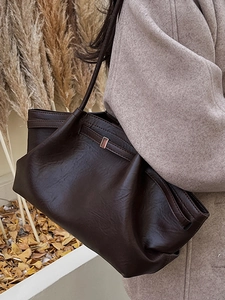 Sac à bandoulière nuage marron foncé chic pour femme style vintage hiver 2025