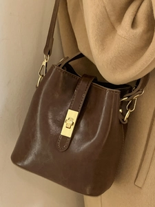 Sac seau vintage marron pour femme avec boucle dorée et longue bandoulière réglable