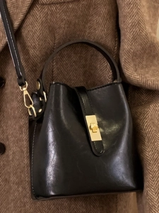 Sac seau rétro en cuir noir pour femme avec boucles dorées et bandoulière