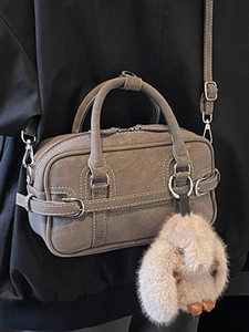 Sac à main Boston rétro minimaliste gris-brun avec surpiqûres et breloque lapin