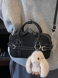 Sac cylindre rétro noir avec coutures contrastées et pendentif lapin en peluche