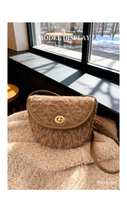 Vue détaillée du sac bandoulière en peluche marron avec fermoir métallique doré