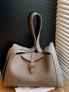Sac fourre-tout chic en cuir grainé taupe avec boucle dorée et longues bandoulières