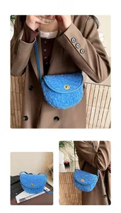 Sacoche selle en peluche bleue avec fermoir doré et bandoulière pour femmes