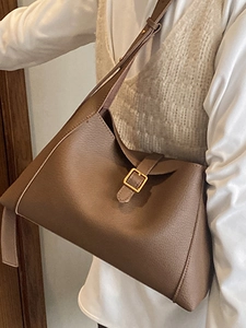Sac bandoulière en cuir marron avec boucle dorée, style tote vintage et minimaliste