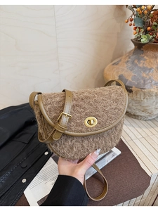 Détail du sac bandoulière en peluche marron avec fermoir doré et bandoulière en cuir