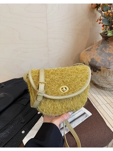 Détail du sac besace en peluche moutarde avec texture bouclée et fermoir pivotant