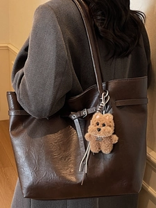 Large dark brown vintage tote bag in high-quality faux leather with a cute plush charm