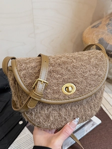 Sac Bandoulière en Peluche Mode pour Femmes Petit Sac Carré en Polaire Douce Rétro avec Fermoir Tournant en Métal