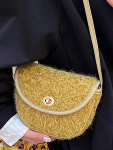 Sacoche selle en peluche jaune moutarde avec boucle dorée pour mode d'hiver
