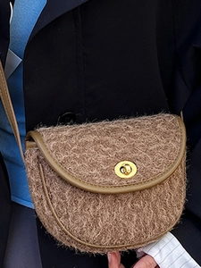 Sac bandoulière en sherpa marron pour femme avec bordure cuir et fermoir doré chic